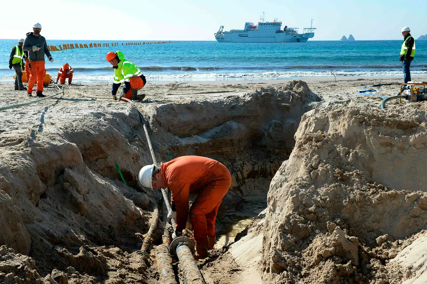 Et søkabel går i land ved La Seyne-sur-Mer nær Marseilles i Frankrig. Kablerne er knytnævestore, men er altafgørende for verdens datatrafik.