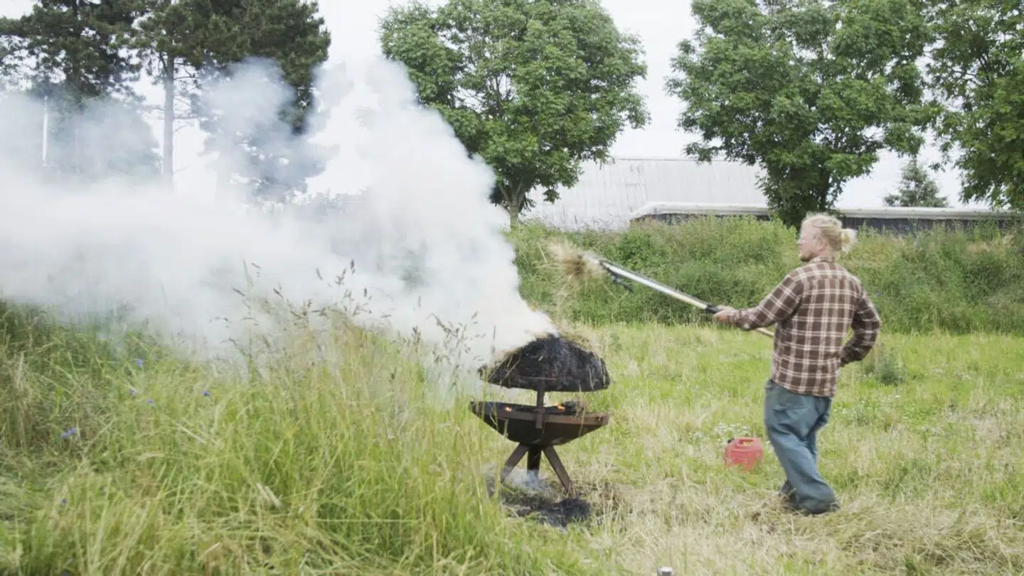 I programmet ser vi, at Markus Hvass brænder halm af, for at genere sin nabo Simon Larsen.