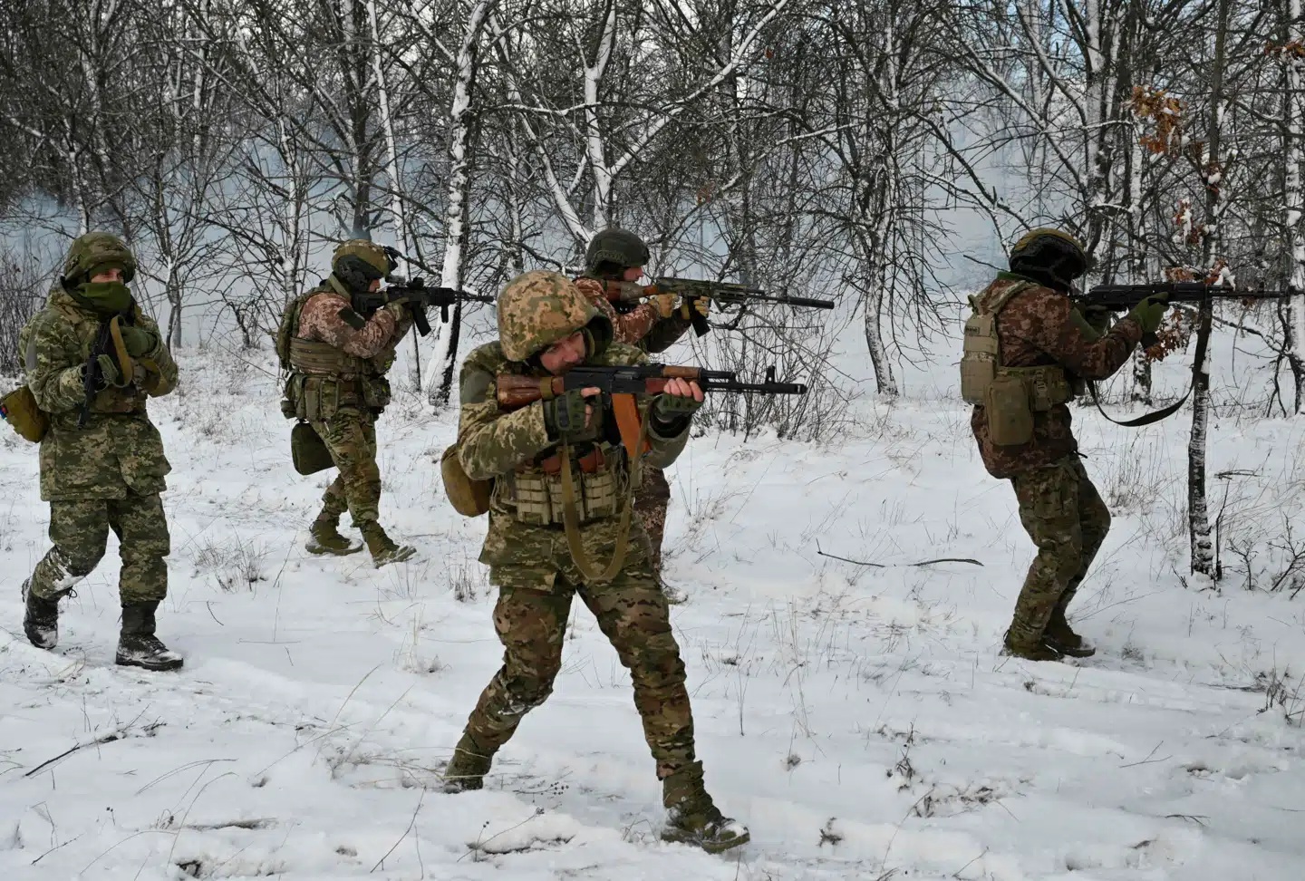 »Den fortælling, som de første tre år af Ukraine-krigen har været dominerende i de danske medier, lider i disse uger skibbrud,« skriver Klaus Kondrup, Frederik Christensen og Katrine Winkel Holm. Foto: Genya Savilov/AFP/Ritzau Scanpix