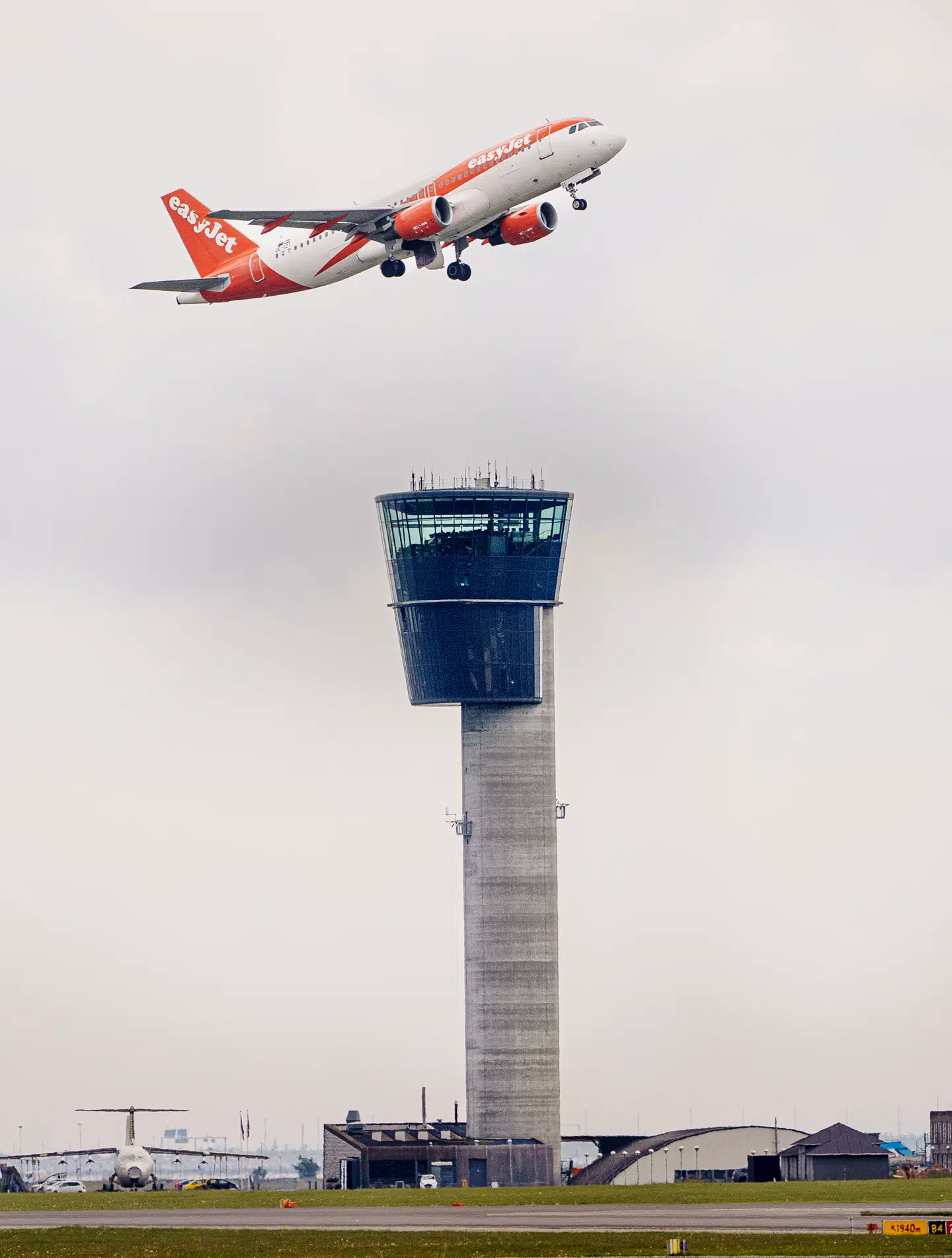 Lavprisselskaber som EasyJet er med til at presse priser på flyrejser ned.