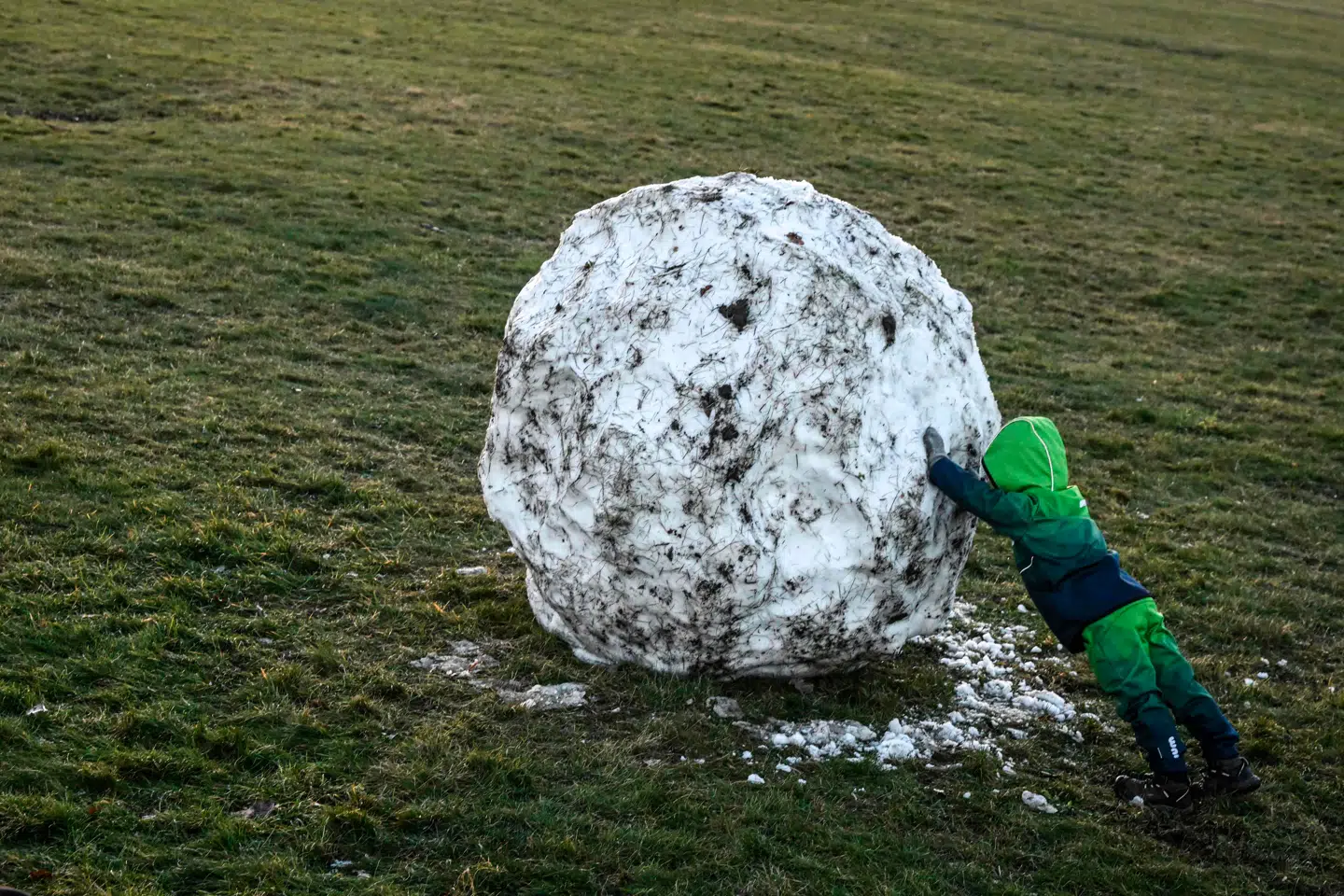 Du har nok prøve at rulle en klump sne i hænderne for at lave en snebold. Forestil dig at du ruller snebolden igennem hvid, knastende sne. For hvert rul vokser snebolden. I begyndelsen er den lille, men mens den ruller, samler den mere og mere sne op. Jo længere du ruller den, desto større og hurtigere vokser den, fordi den hele tiden bygger videre på det sne, som snebolden allerede har samlet op. Sådan fungerer rentes rente.