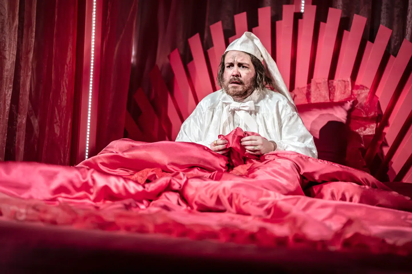 DR bør optage og om et års tid eller to vise nyindspilningen af »Jeppe på Bjerget«, mener Jørgen Arndt Ravn.