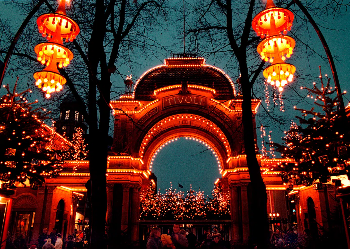 Byparken foran Tivolis hovedindgang er et flot projekt, mener John Holmer. Han er dermed uenig med Berlingskes arkitekturanmelder, Holger Dahl.