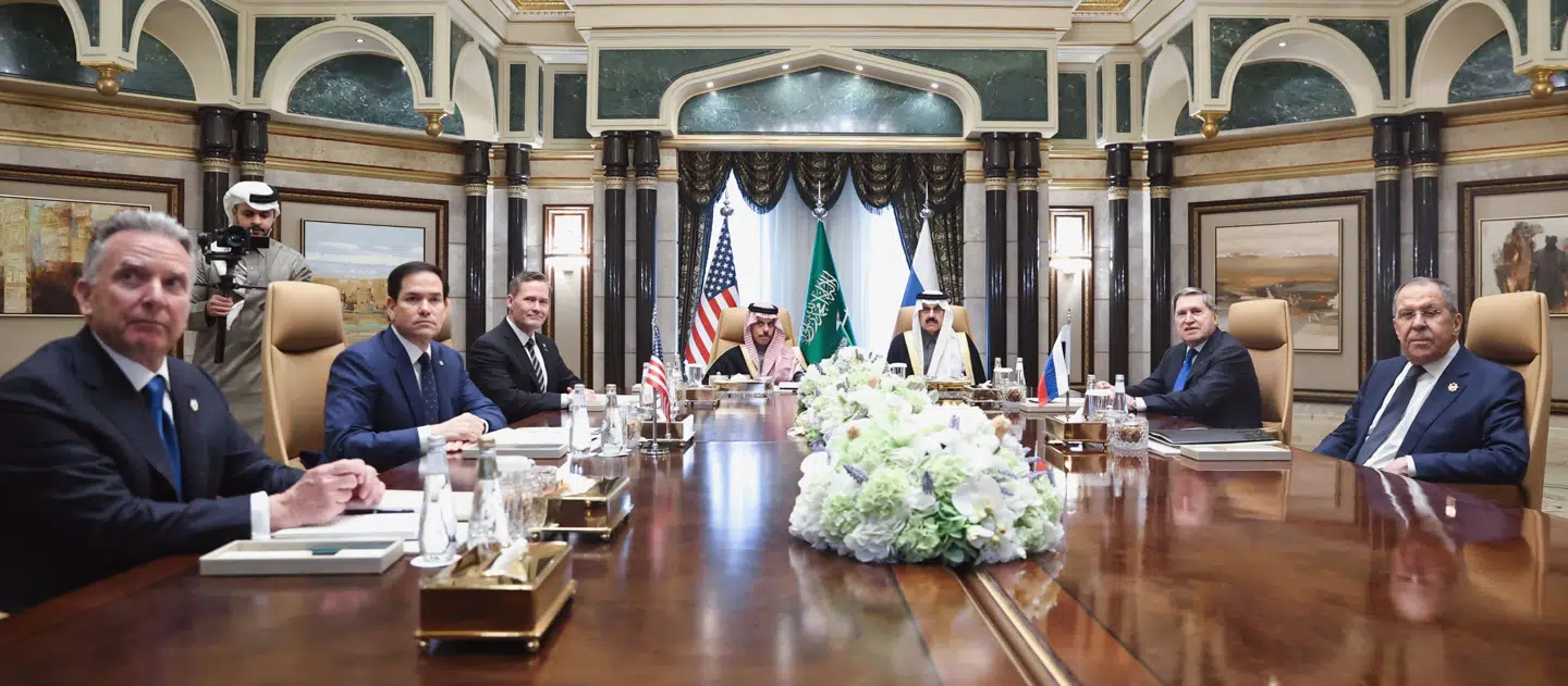 Et officielt foto fra tirsdagens møde, der er offentliggjort af Ruslands udenrigsministerium, viser en amerikansk og en russisk delegation - hvor Rusland efter års isolation er tilbage ved forhandlingsbordet. Fra venstre er det USA's Mellemøstudsending, Steve Witkoff, udenrigsminister Marco Rubio, national sikkerhedsrådgiver Mike Waltz, Saudi-Arabiens udenrigsminister prins Faisal bin Farhan al-Saud, national sikkerhedsrådgiver Mosaad bin Mohammad al-Aiban, den russiske regerings udenrigspolitiske rådgiver Jurij Usjakov og Ruslands udenrigsminister, Sergej Lavrov.