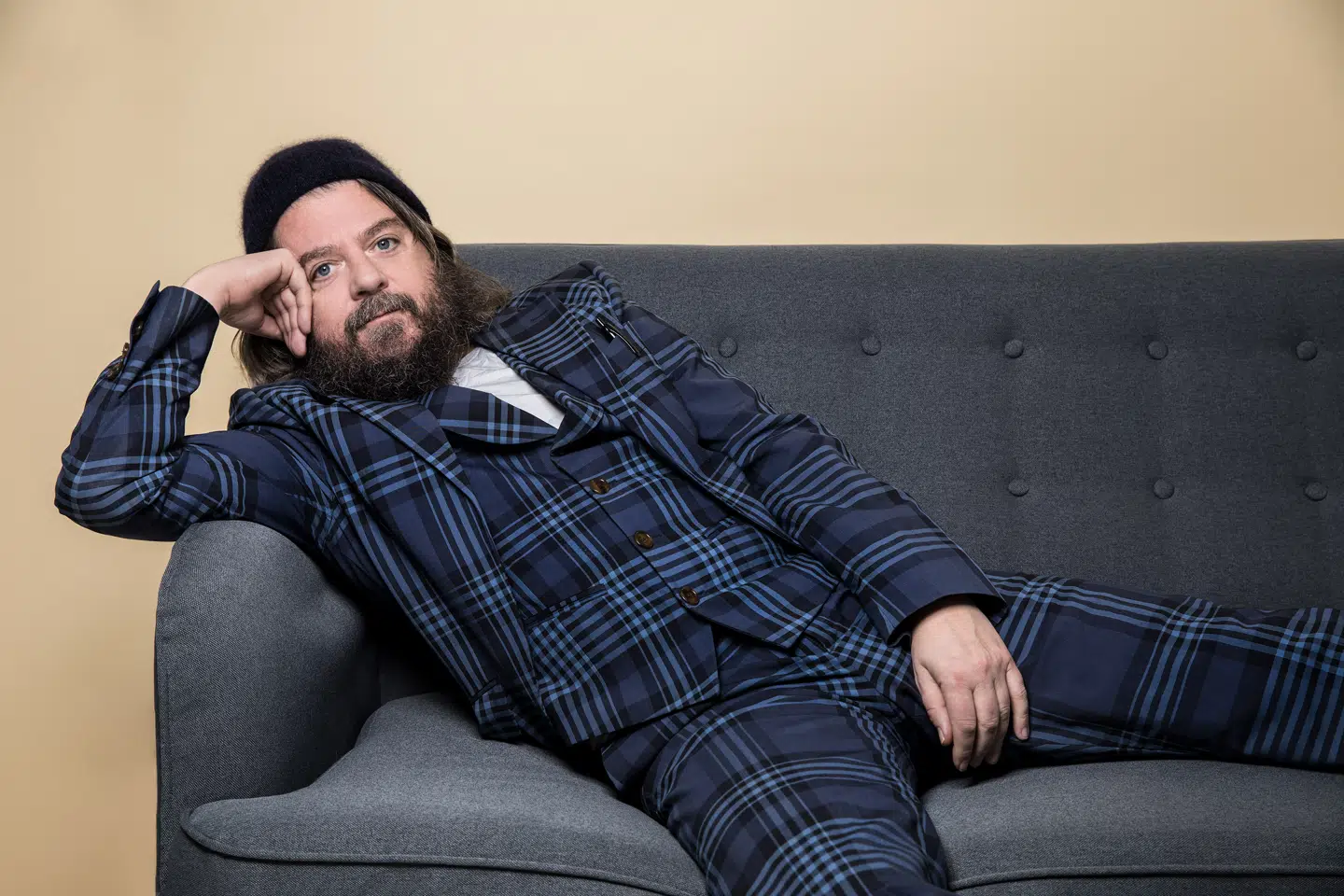 Anders Lund Madsen er journalist, tv- og podcastvært og komiker – og far til otte. Foto: PR / Anja Ekstrøm