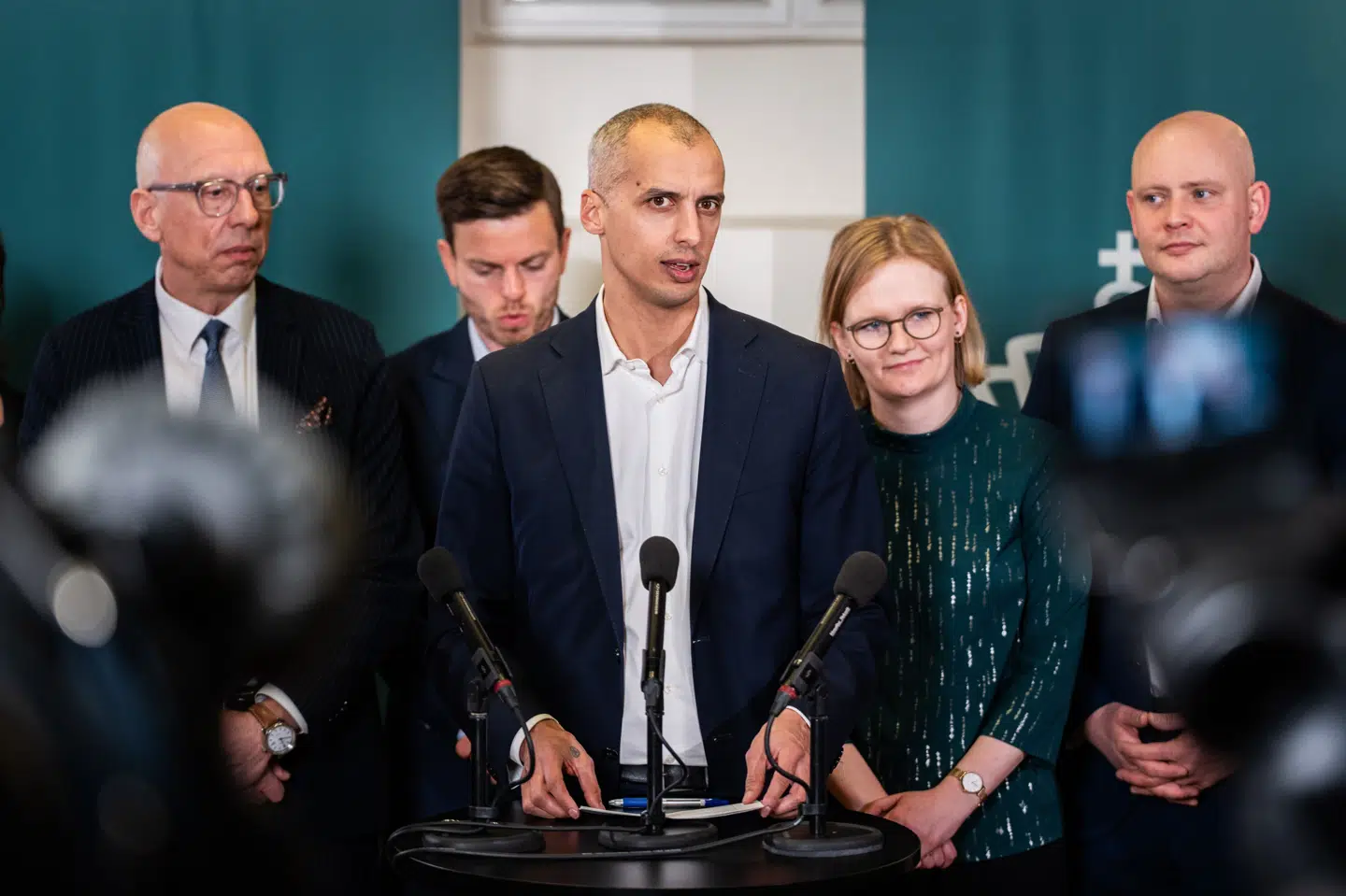 Flankeret af ministerkolleger og ordførere fra SF og DF har børne- og undervisningsminister Mattias Tesfaye (S) sent tirsdag aften præsenteret en ny aftale om ungdomsuddannelserne.