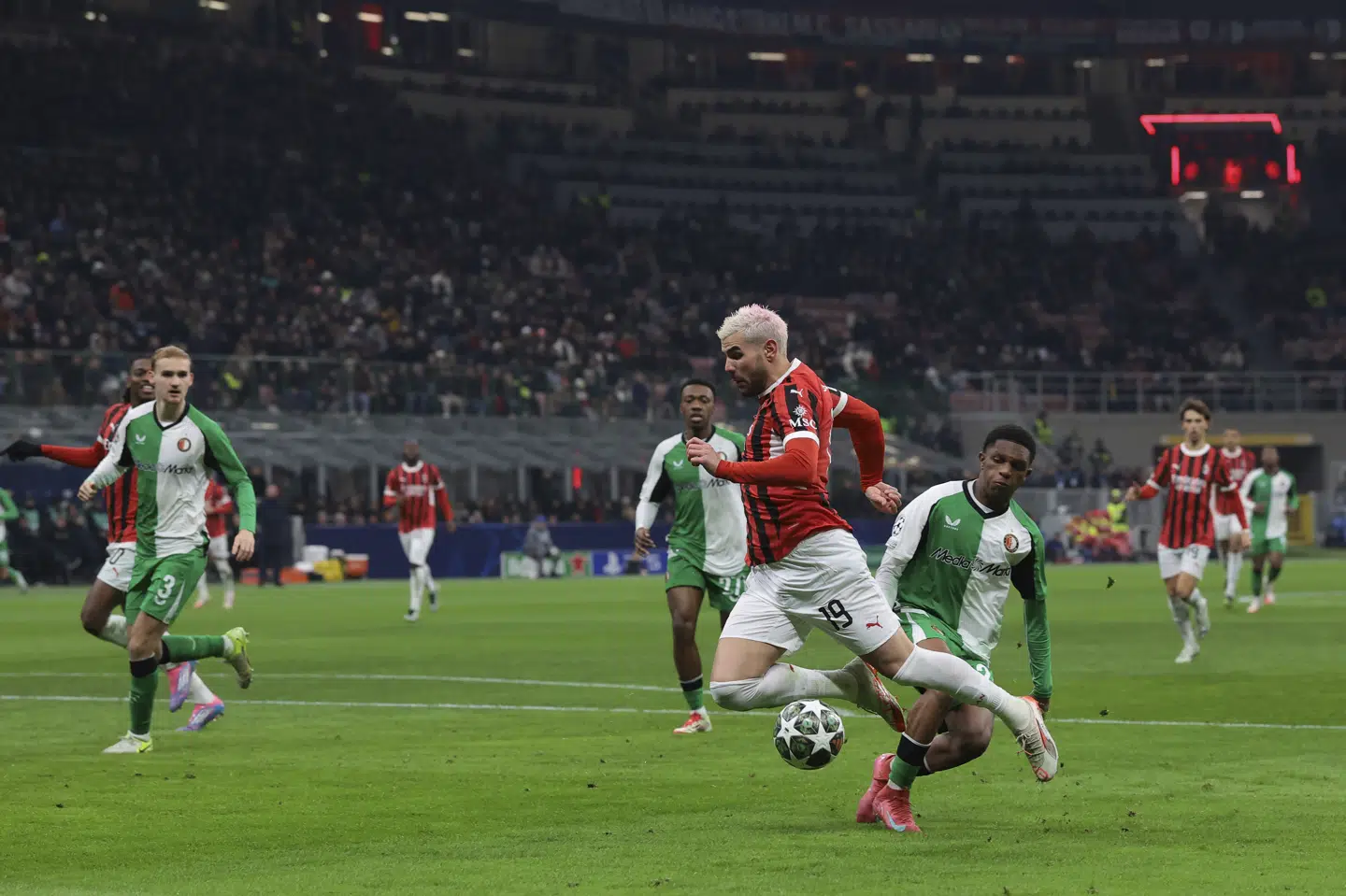 Theo Hernández forsøger at filme sig til et straffespark. Men i stedet for straffespark modtog franskmanden sit andet gule kort i kampen og blev derfor udvist.