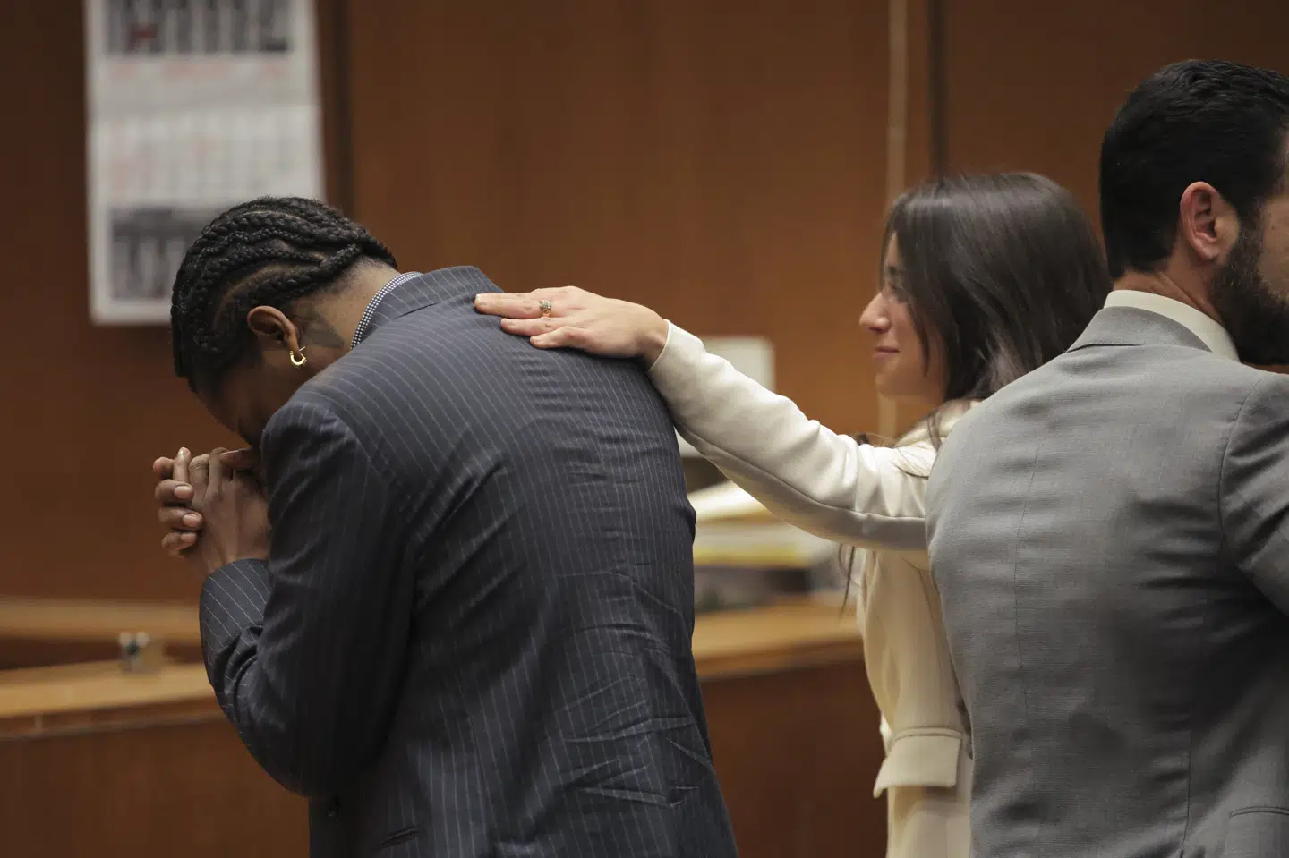 Asap Rocky reagerede med lettelse og uddelte kram til flere af de fremmødte i retslokalet, da han natten til onsdag blev frifundet i en sag om skyderi fra 2021.