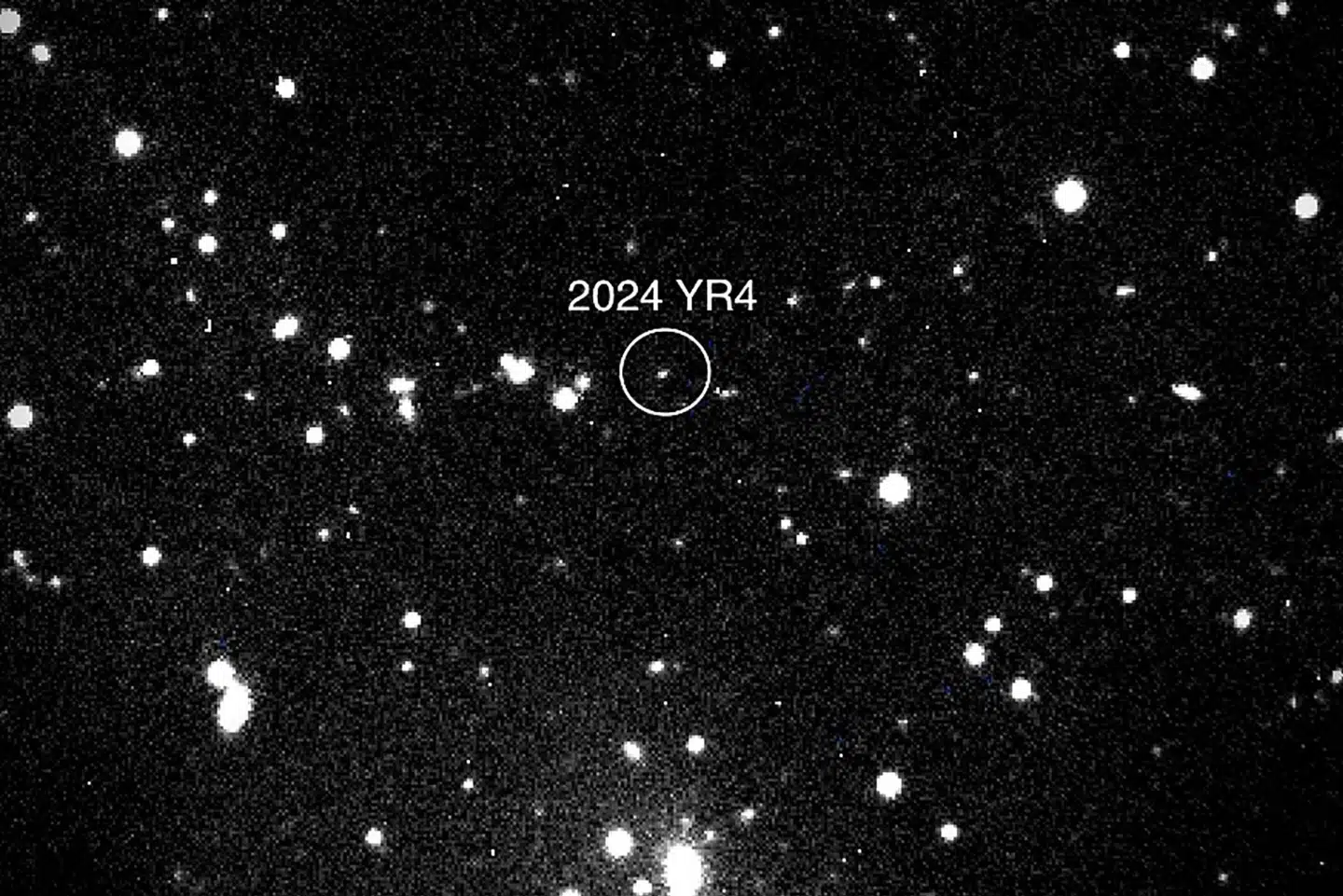 Eksperter mener ikke, at der er grund til at slå alarm, selv om risikoen for, at ødelæggende asteroide rammer Jorden, er øget. (Arkivfoto).