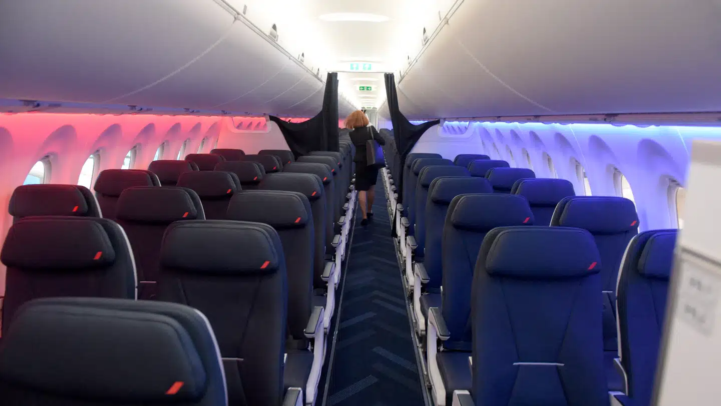 Stewardesser og kvindelige piloter klager over et sygt og sexistisk arbejdsmiljø i et af Europas største luftfartsselskaber, hvor ledelsen ser gennem fingre med mandlige ansattes chikane og overgreb.