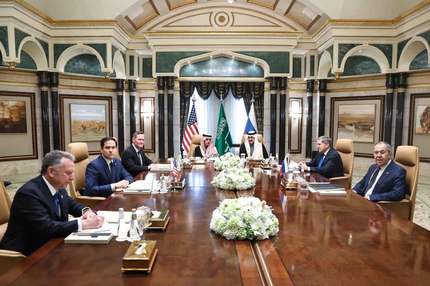 Et officielt foto fra tirsdagens møde, der er offentliggjort af Ruslands udenrigsministerium. Fra venstre er det USAs mellemøstudsending, Steve Witkoff, udenrigsminister Marco Rubio, national sikkerhedsrådgiver Mike Waltz, Saudi-Arabiens udenrigsminister prins Faisal bin Farhan al-Saud, national sikkerhedsrådgiver Mosaad bin Mohammad al-Aiban, den russiske regerings udenrigspolitiske rådgiver Jurij Usjakov og Ruslands udenrigsminister, Sergej Lavrov.