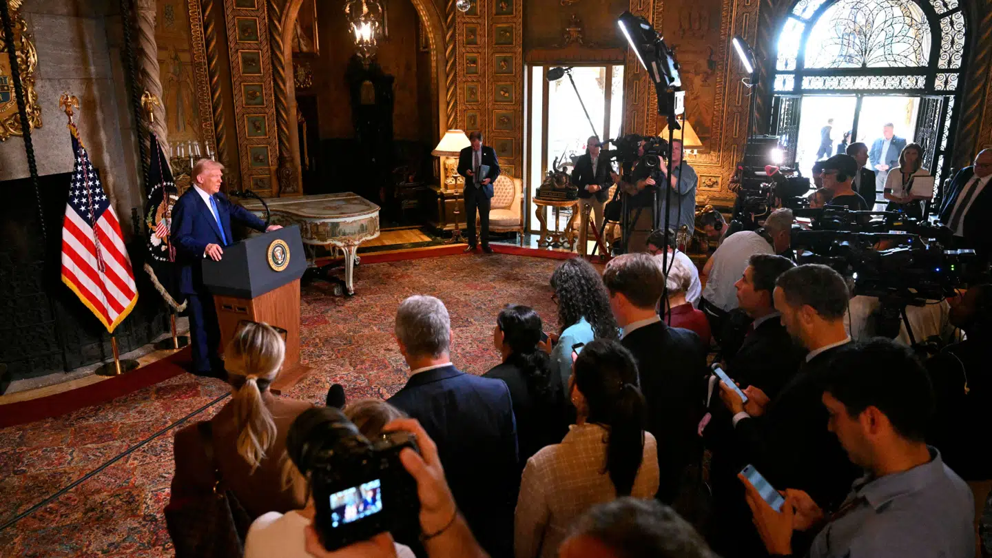 Den amerikanske præsident, Donald Trump, ses her på et pressemøde i Mar-a-Lago tirsdag aften, hvor han blev spurgt ind til forlydenderne.