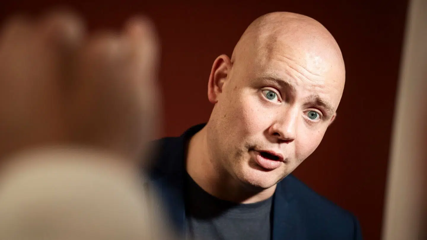 »Det lyder fuldstændig vanvittigt,« lyder det fra kulturminister Jakob Engel-Schmidt (M) om DRs brug af mangfoldighedskonsulent, der fortæller åbent om, at hun selv undgår hvide mennesker.