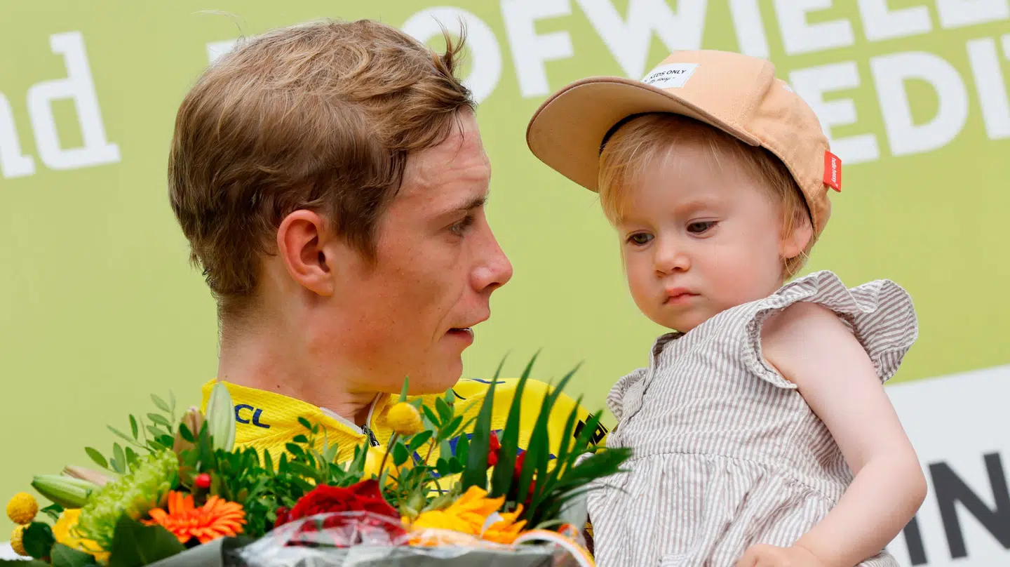 Jonas Vingegaard har datteren Frida med på podiet i 2022.