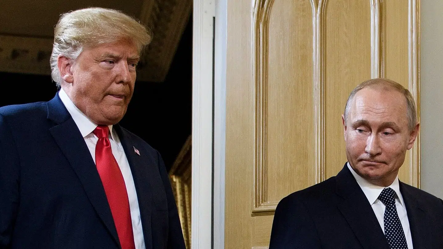 Her ses Donald Trump og Vladimir Putin ankomme til et møde i Helsinki i 2018 under Trumps første periode som USAs præsident. Snart kan de to præsidenter mødes igen – med et helt tredje land – Ukraine – på dagsordenen.