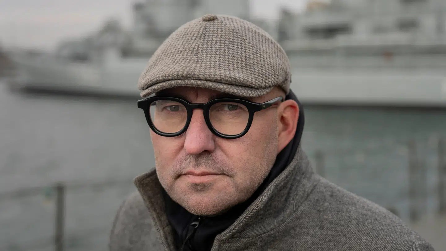 'De 50 milliarder løser det første og grundlæggende problem, nemlig at soldaterne mangler det helt basale. Nemlig våben, ammunition, kikkerter og radioer – alt det der kan man gå ind og købe nu med de 50 milliarder. Men man skal ikke tro, at fordi der kommer 50 milliarder i en akuthjælpepakke til Forsvaret, så er problemet løst,' siger Peter Ernstved Rasmussen, der er redaktør og stifter af forsvarsmediet OLFI.