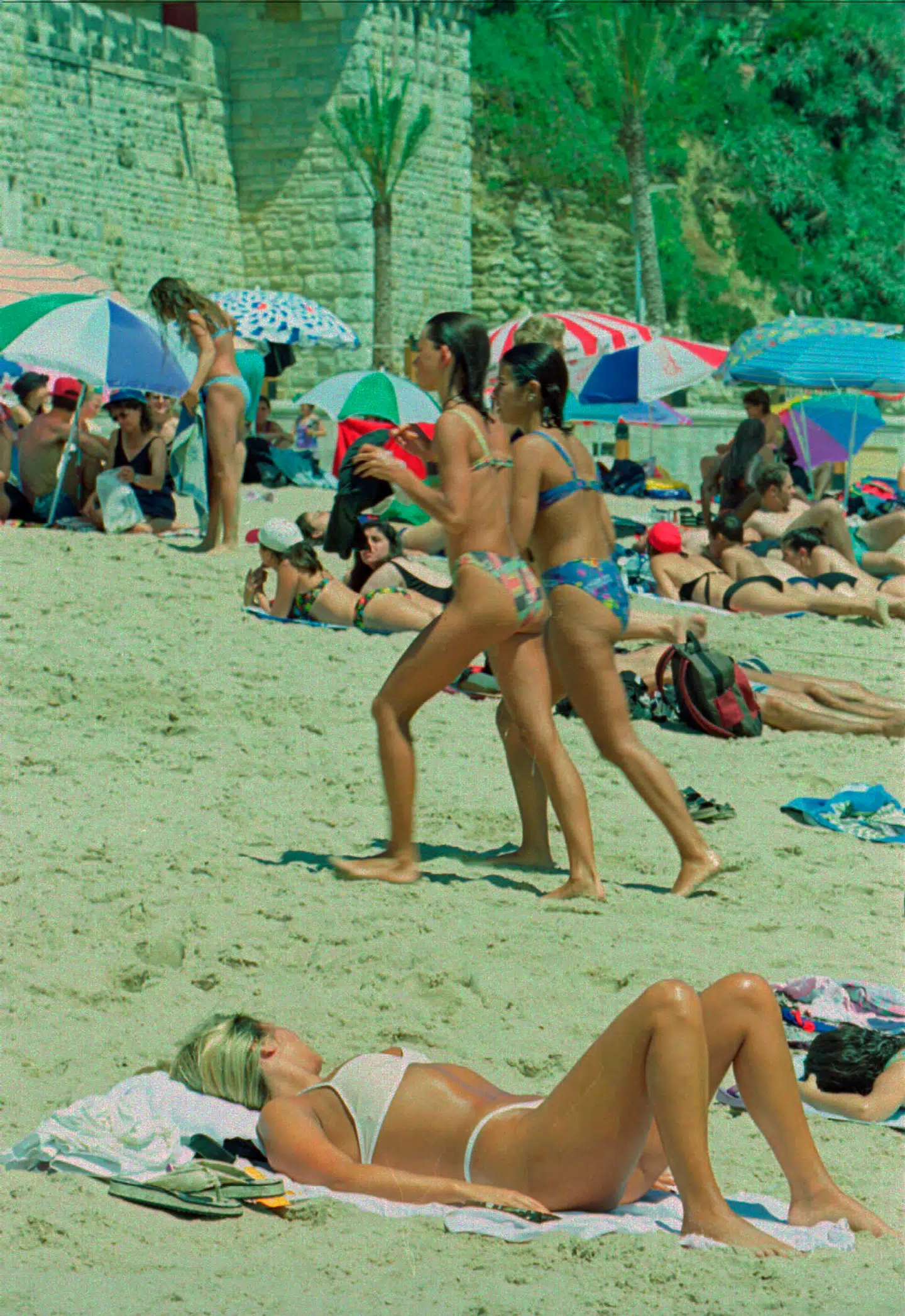 På stranden ved Algarvekysten er der masser af sol og sommer.