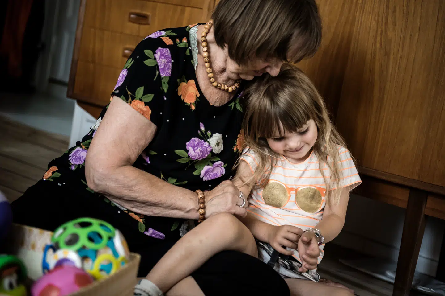 Det koster på bedstemødres pengepunge, når første barnebarn bliver født, viser nyt studie. Omvendt bliver bedstefædres indkomst ikke synderligt påvirket.