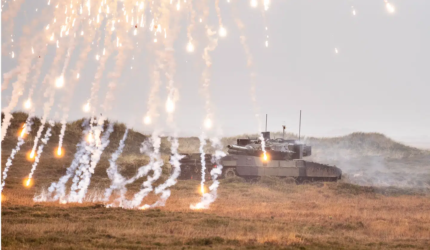 Det er rigtigt at sætte yderligere skub på oprustningen, og det er klogt at gøre det så hurtigt og så smidigt som muligt, skriver Amalie Lyhne i denne leder. Her ses den opgraderede Leopard 2 A7 kampvogn i Oksbøl.