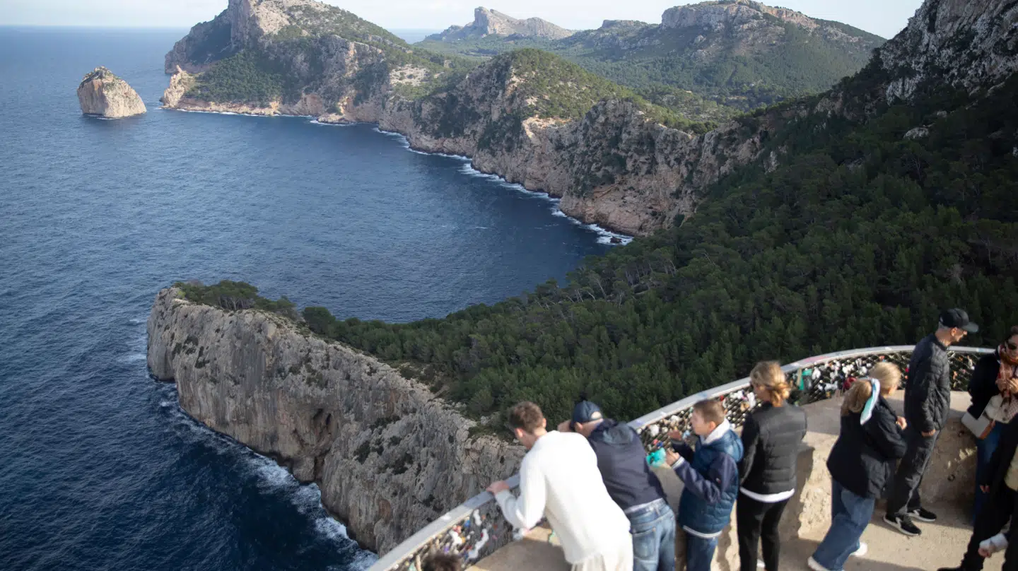 Myndighederne på Mallorca har besluttet, at guidede vandreture rundt i Palma fremover kun må bestå af 20 personer. Det har skabt kritik.