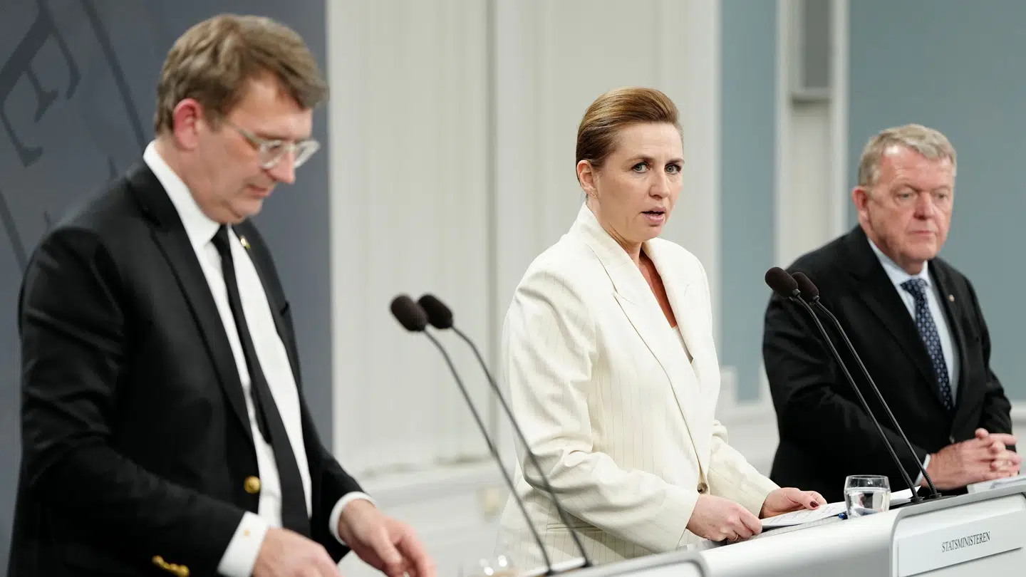 Statsminister Mette Frederiksen, forsvarsminister Troels Lund Poulsen samt udenrigsminister Lars Løkke Rasmussen under onsdagens pressemøde, hvor Forsvaret fik lovning på en lind strøm af milliarder de kommende år.