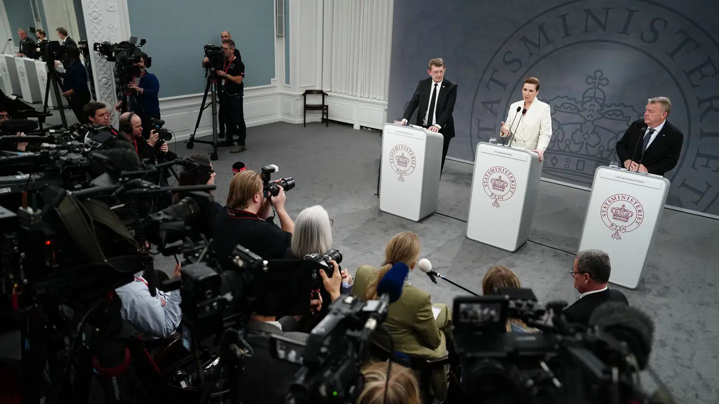 Ved pressemødet deltog statsminister Mette Frederiksen, forsvarsminister Troels Lund Poulsen samt udenrigsminister Lars Løkke Rasmussen.
