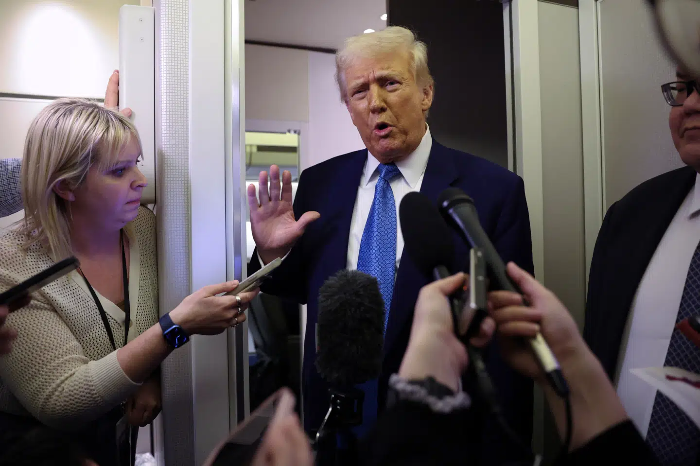 USA's præsident, Donald Trump, taler med journalister om bord på Air Force One på vej tilbage til Washington D.C. fra Florida.