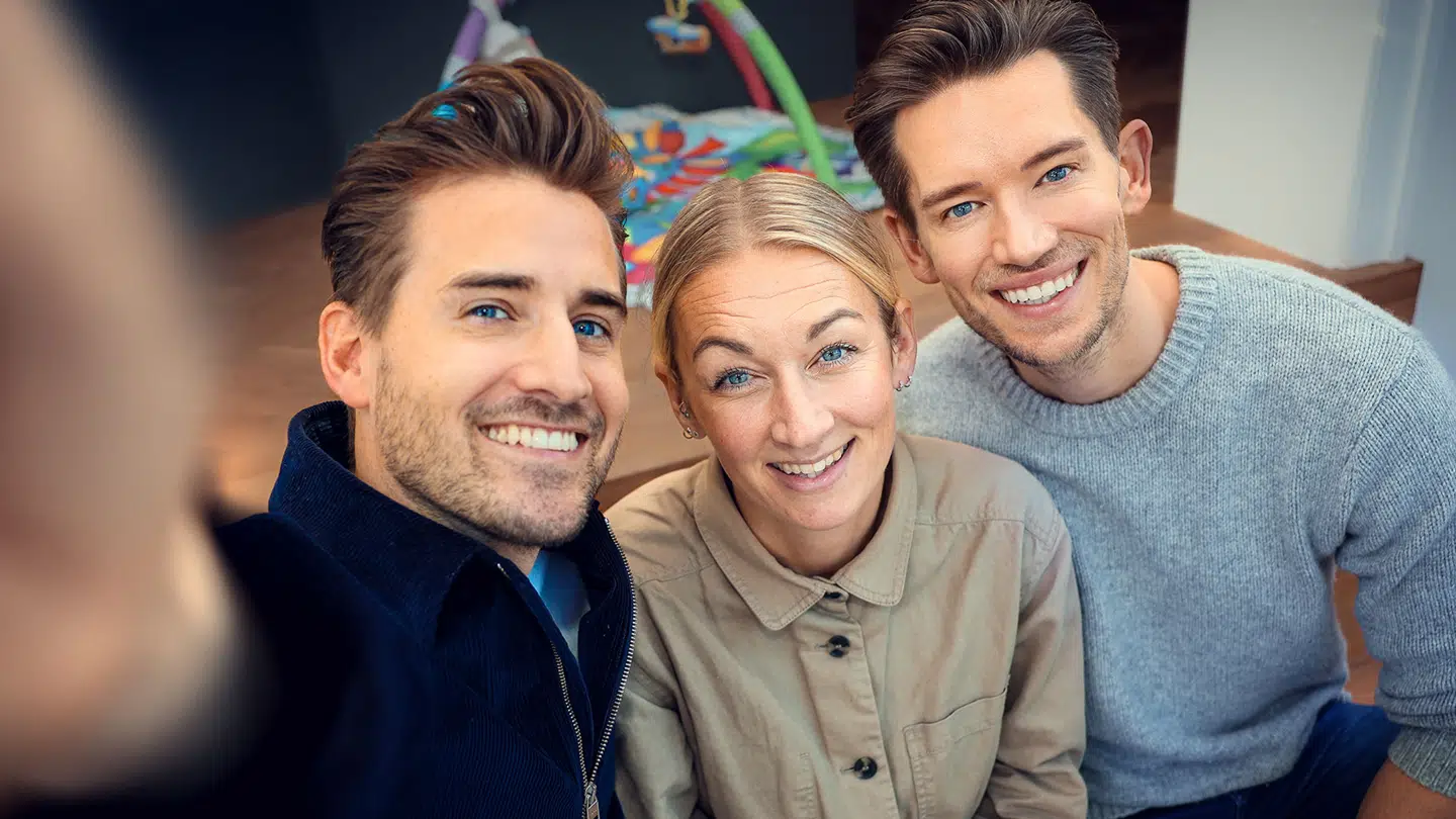 Frederik Haun og Morten Kjeldgaard drømmer om at få børn, og Nanna Brandt har tilbudt at være gravid for dem. Gennem det sidste år har DR fulgt deres fælles fertilitetsrejse.