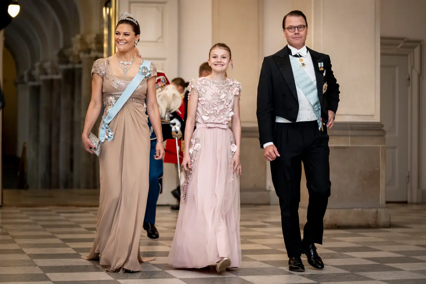 Kronprinsesse Victoria, prins Daniel af Sverige og prinsesse Estelle af Sverige under prins Christians 18 års fødselsdag, som fejres med en gallamiddag på Christiansborg Slot i København, søndag den 15. oktober 2023.