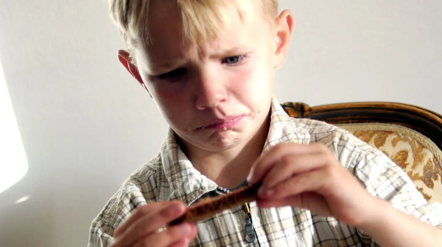 Børn og unge med spiseforstyrrelsen ARFID kan, ligesom drengen på billedet, let misforstås som kræsne. Men med den rette behandling kan de lære at spise mere eller flere forskellige ting. Men det kræver tålmodighed og masser af tid.