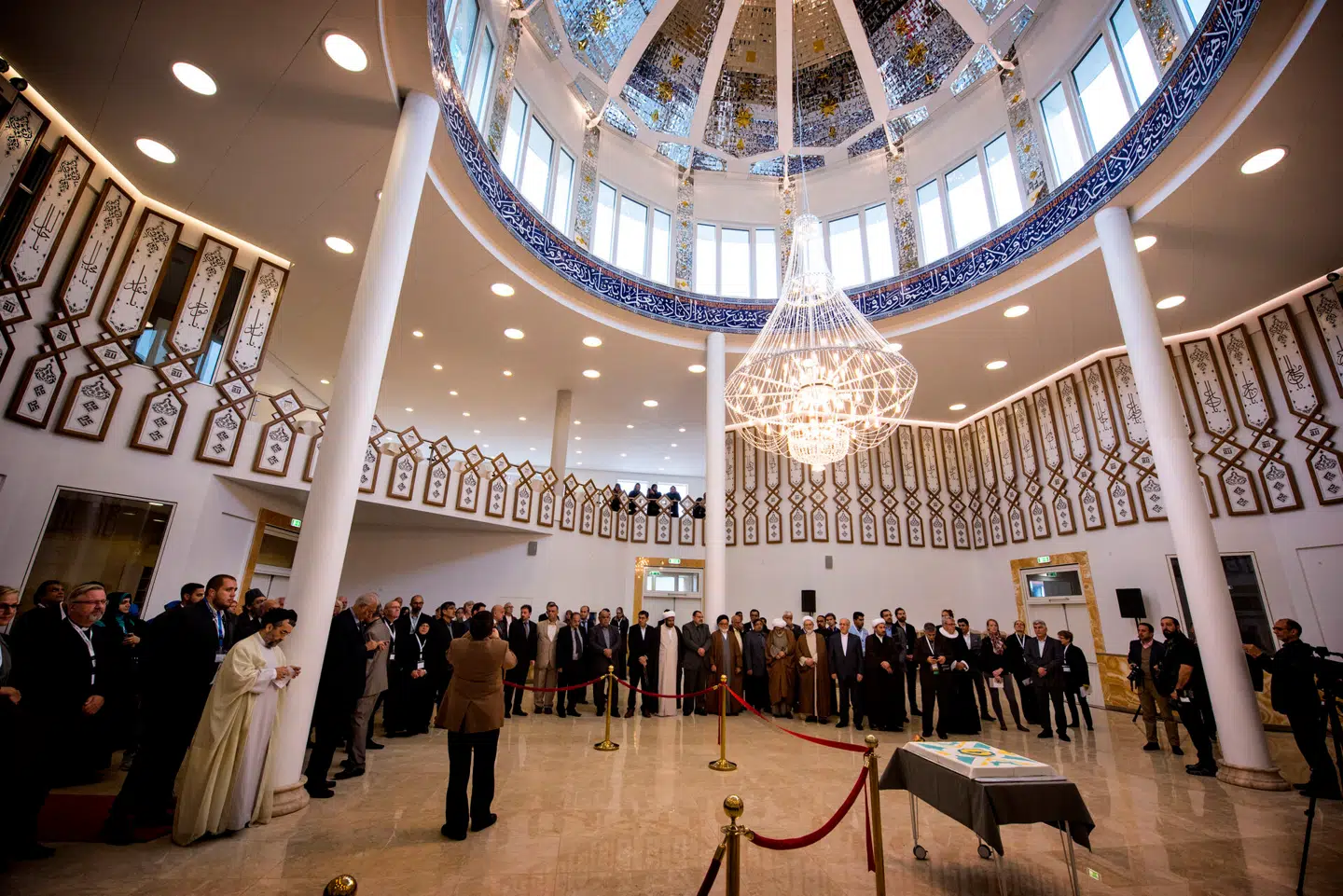 Et blik indenfor i Imam Ali-moskeen i København. Her ses en gruppe gæster samlet i moskeens forhal under indvielsen i 2015.