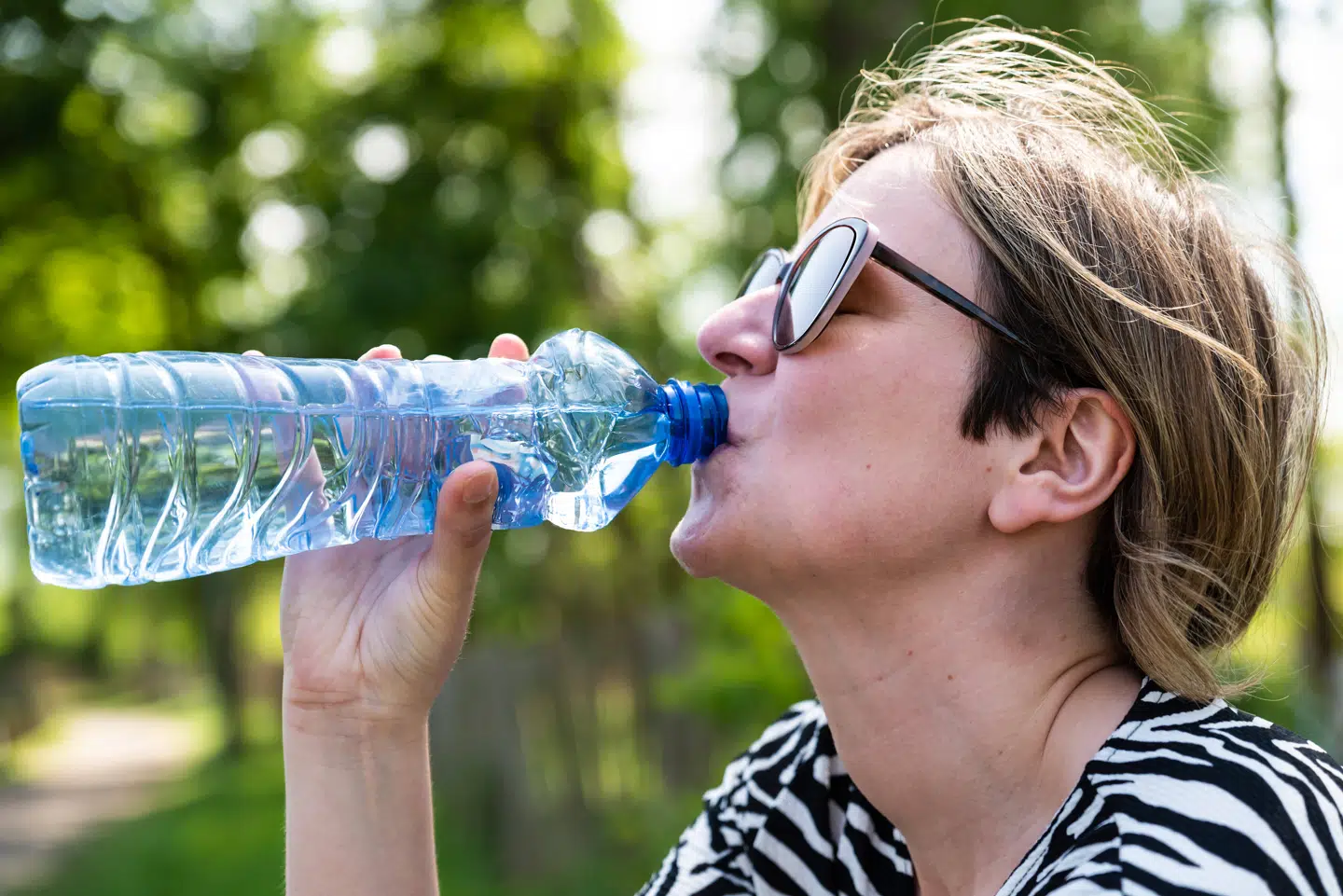 Vandflasken af plastik kan meget vel være en synder, når vi ser på, hvordan plastik ender i vores krop. Men der er også andre betydningsfulde faktorer.