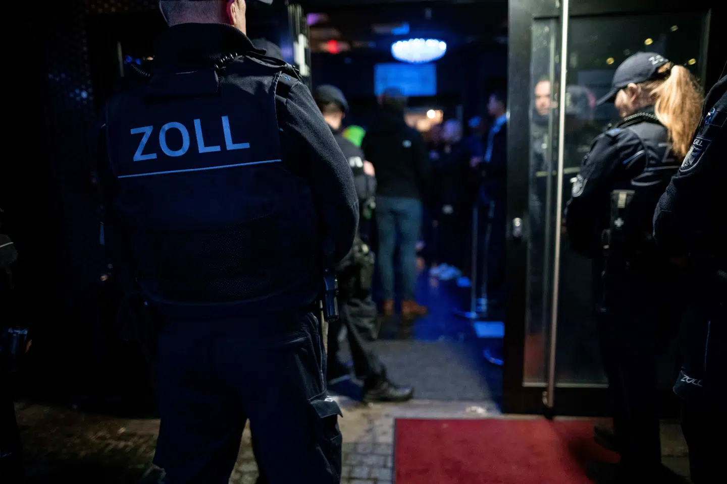 Arkivfotoet viser en razzia i Essen i maj 2024. Operationen var målrettet forbindelser mellem udsmidere på natklubber og byens kriminelle klaner.