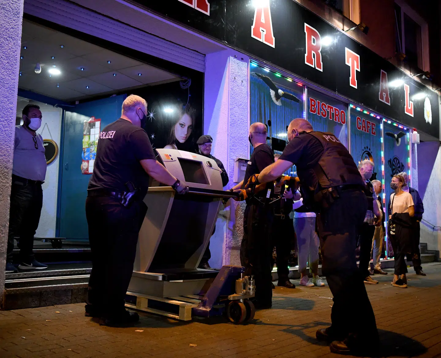 Arkivfotoet viser en razzia i Essen 15. august 2020. Den lørdag aften foretog politiet i Nordrhein-Westfalen razziaer i otte byer, hvor de blandt andet undersøgte spillebuler og kulturklubber.