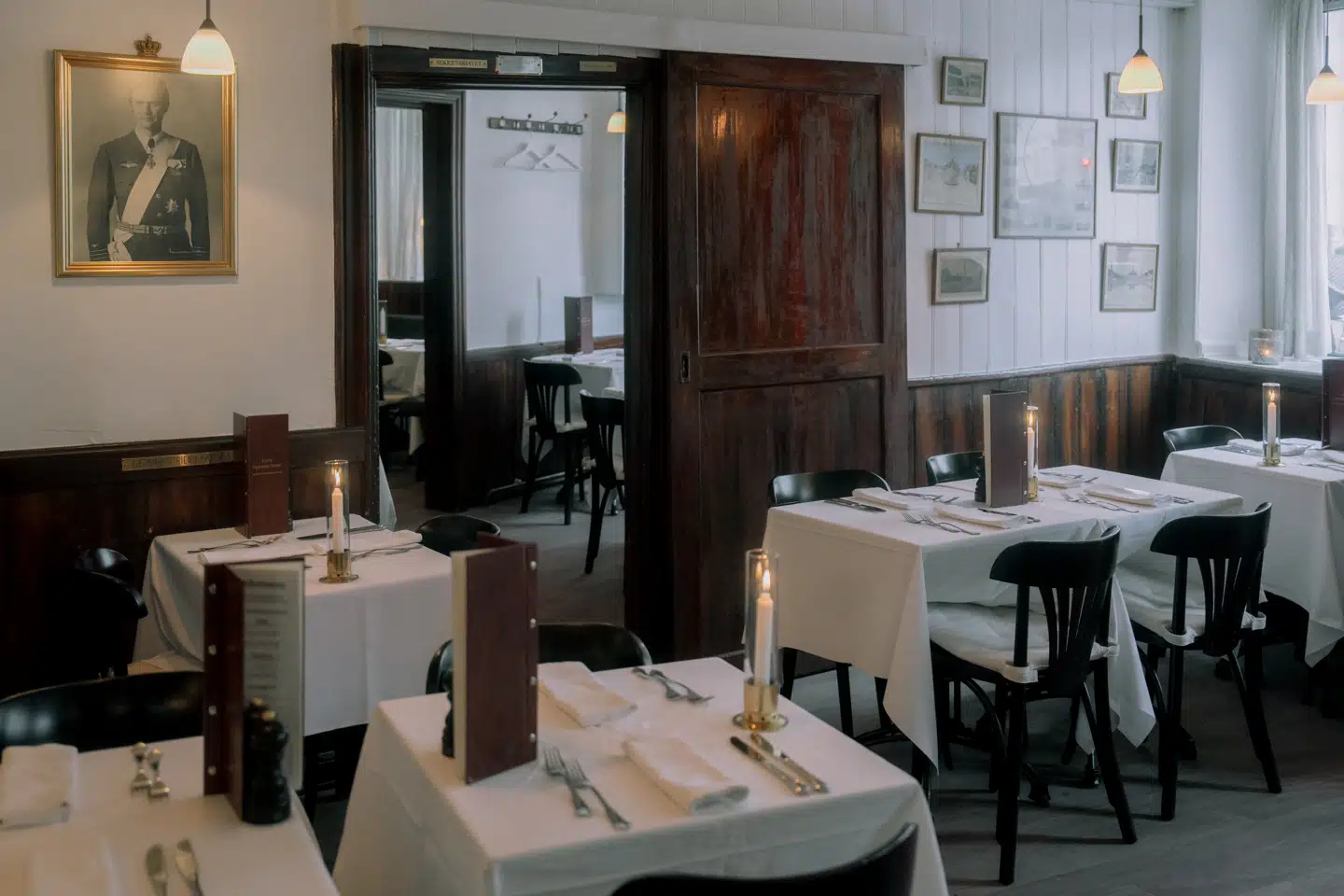 Der er heldigvis sket forbavsende lidt på Cafe Gl. Torv de seneste 100 år, lige på nær i køkkenet, hvor smørrebrødet har stået snorlige i godt 20 år. Øverst til venstre ses gastronomiens uofficielle skytshelgen, prins Henrik.