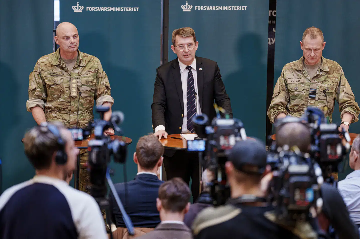 Forsvarsminister Troels Lund Poulsen (V), fungerende forsvarschef Michael W. Hyldgaard og chefen for statens våbenindkøber FMIs Per Pugholm Olsen på torsdagens pressemøde.