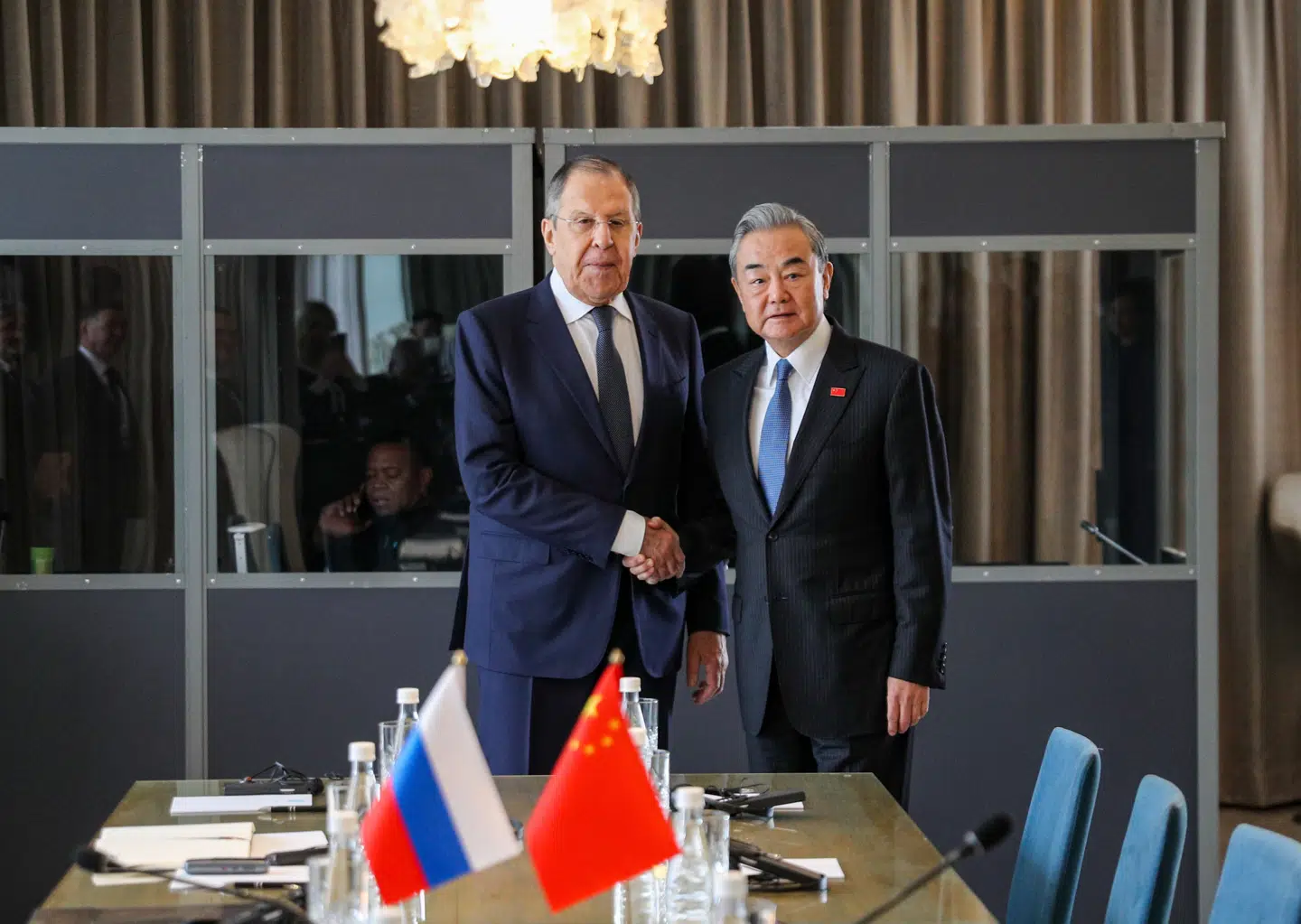 Kinas udenrigsminister, Wang Yi, udtalte ved G20-mødet torsdag støtte til USAs og Ruslands forsøg på at afslutte krigen i Ukraine. Her trykkede han hånd med sit russiske modstykke, Sergej Lavrov.