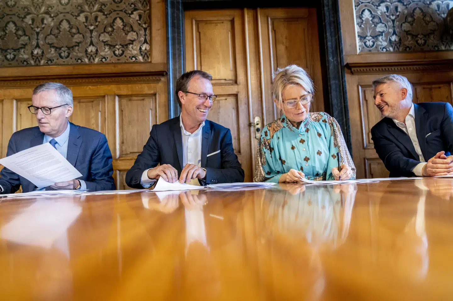 Der var brede smil, da parterne 1. marts 2023 underskrev overenskomst mellem HK Handel og Dansk Erhverv. Fra venstre mod højre sidder viceadministrerende direktør i Dansk Erhverv Laurits Rønn, bestyrelsesformand i Dansk Erhverv Jens Mathiesen, formand for HK Handel Mette Høgh og overenskomstchef i Dansk Erhverv Morten Schønning Madsen. Nu er ny treårig aftale på plads. (Arkivfoto).