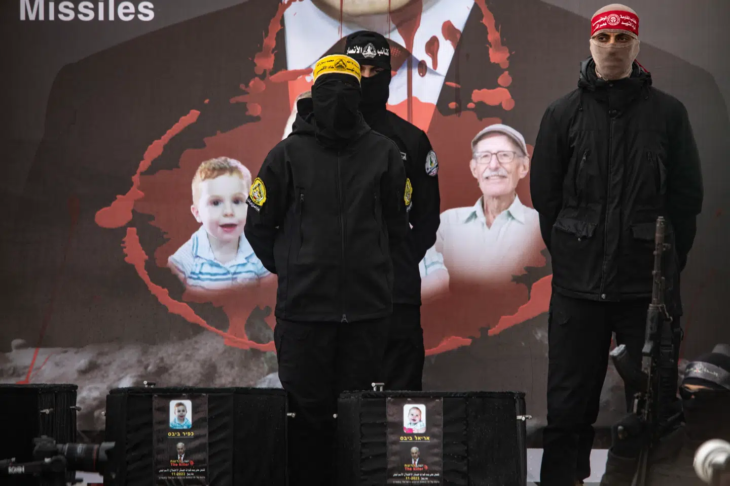 Kister med ligene af Ariel Bibas, Kfir Bibas og Oded Lifshitz bliver vist frem på en scene i Gaza. 20 Februar 2025. EPA/HAITHAM IMAD