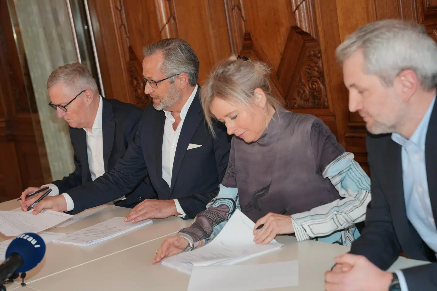 Formand for HK Handel Mette Høgh (nummer to fra højre) og viceadministrerende direktør i Dansk Erhverv Laurits Rønn (yderst til venstre) har stået i spidsen for henholdsvis lønmodtagere og arbejdsgivere i forhandlinger om ny butiksoverenskomst.