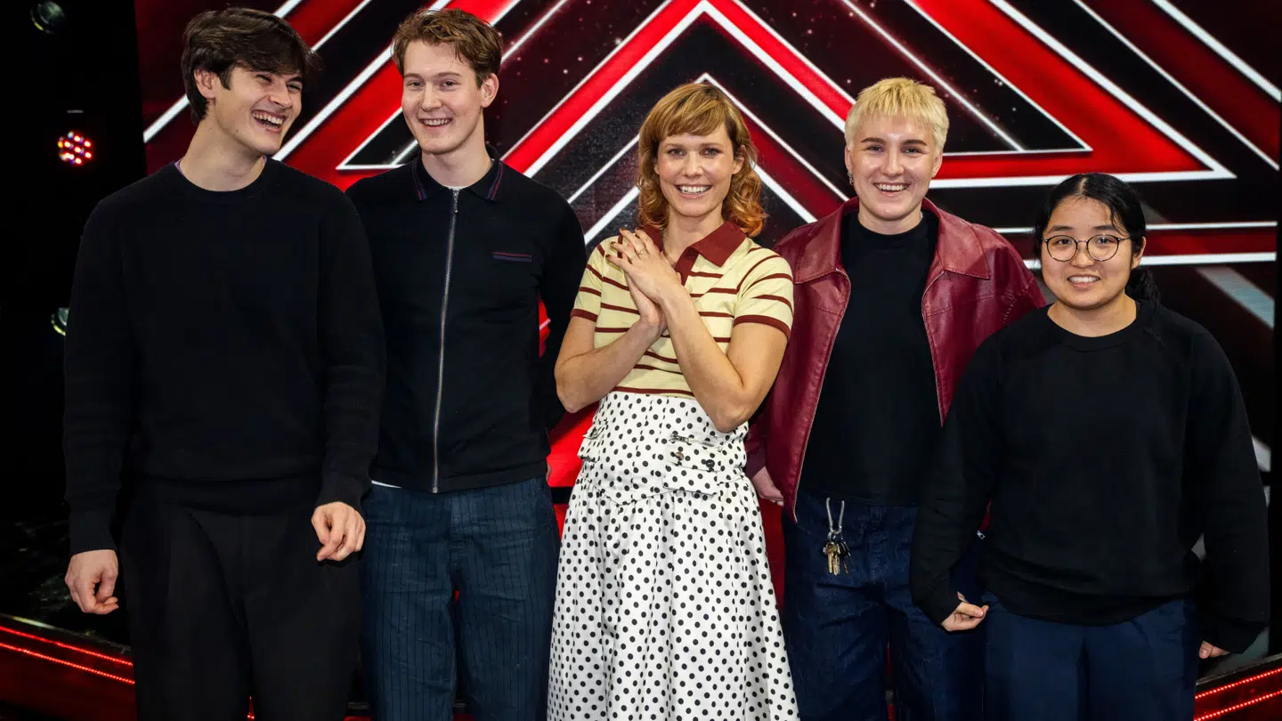 Oh Land med sine liveshow-deltagere.