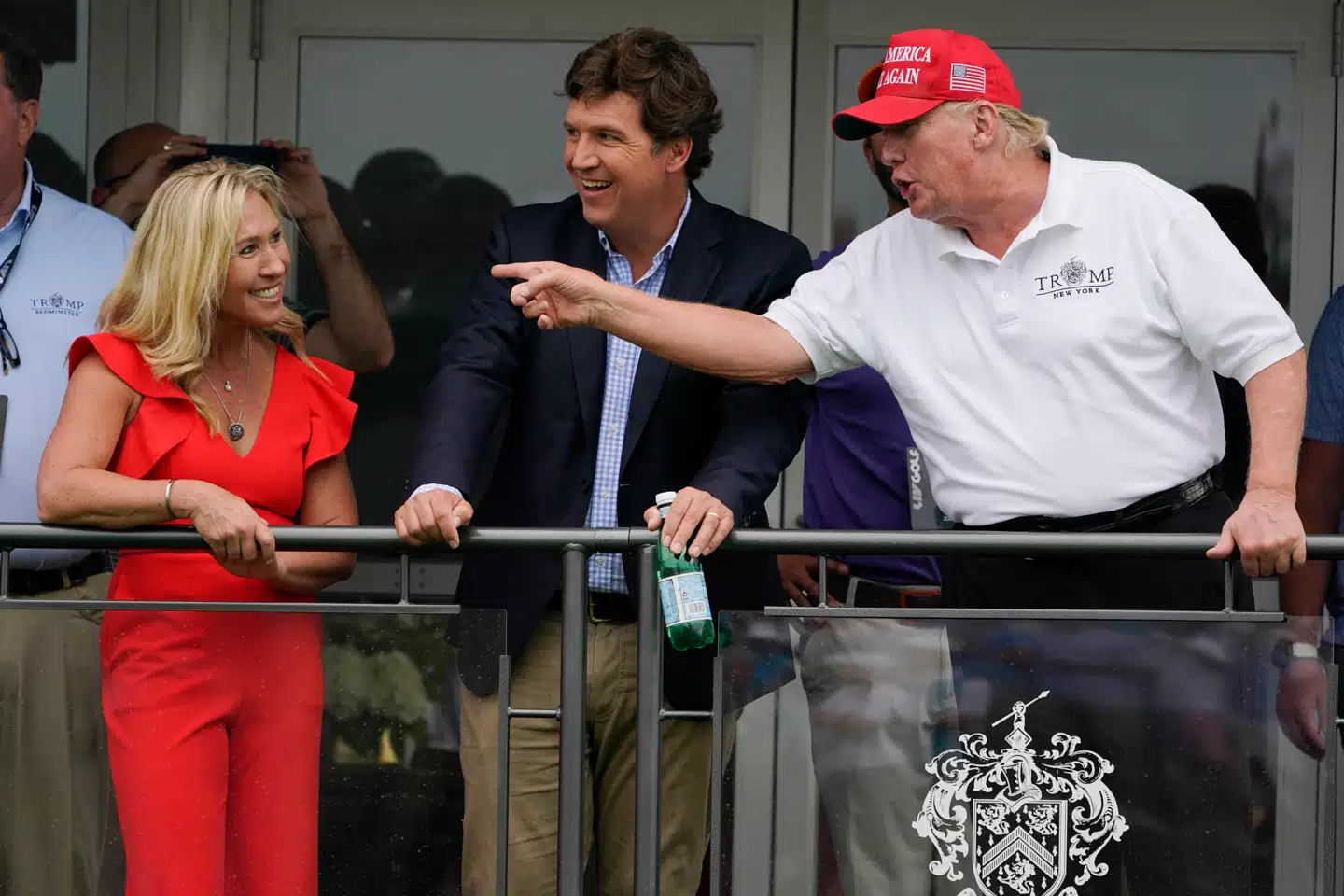 Trekløveret Marjorie Taylor Green, Tucker Carlson og Donald Trump er rykket tættere på Rusland og Putin.