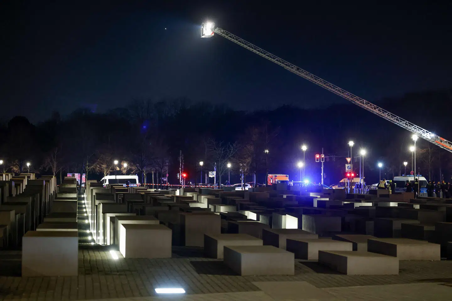 En hændelse, hvor en mand fredag er blevet alvorligt såret, skete ved et mindesmærke for Holocaust, som ligger i centrum af Berlin.