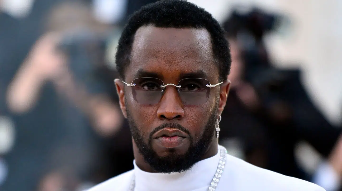 En historisk retssag nærmer sig for Diddy, men nu har en af hans advokater trukket sig.