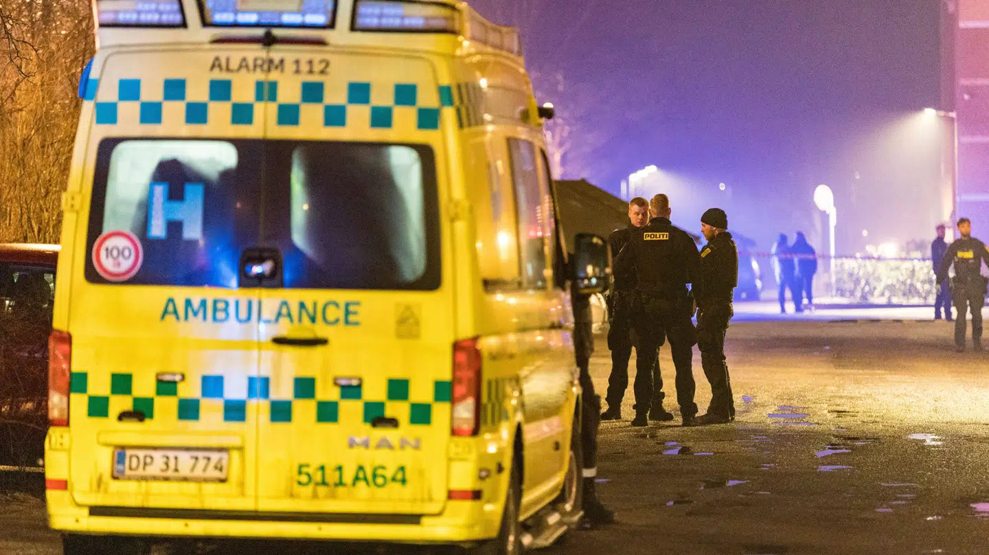 Politi og ambulance til stede ved Frederiksborgvej 12 i Farum.