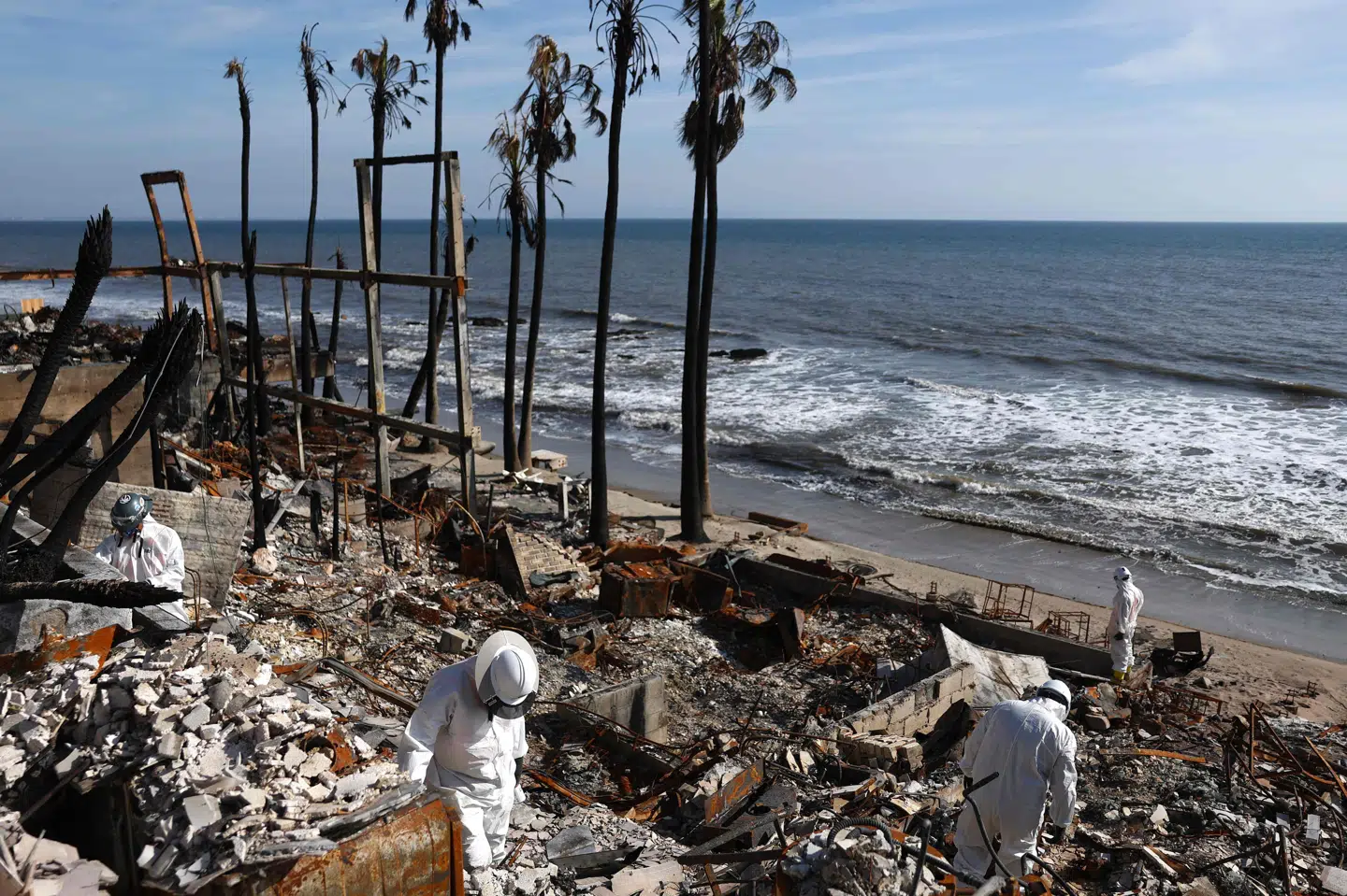 Oprydningsarbejdet fortsætter i Los Angeles. På billedet bliver der fjernet farligt affald fra brandtomter ved stranden tidligere på ugen. (Arkivfoto).