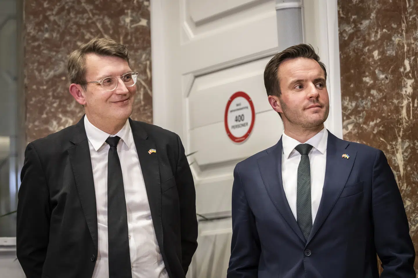 Forsvarsordfører for Socialdemokratiet Simon Kollerup (til højre) skriver på Instagram tæt på midnat fredag aften, at en aftale om Forsvarschefens rolle ved indkøb skal være blevet indgået. (Arkivfoto).