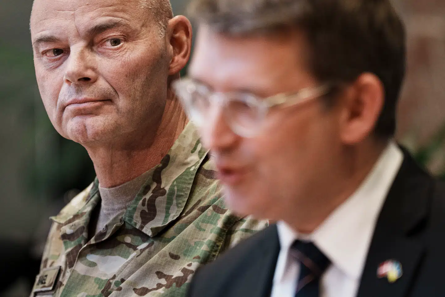 Forsvarsminister Troels Lund Poulsen (V) og forsvarschef Michael W. Hyldgaard på et pressemøde torsdag.