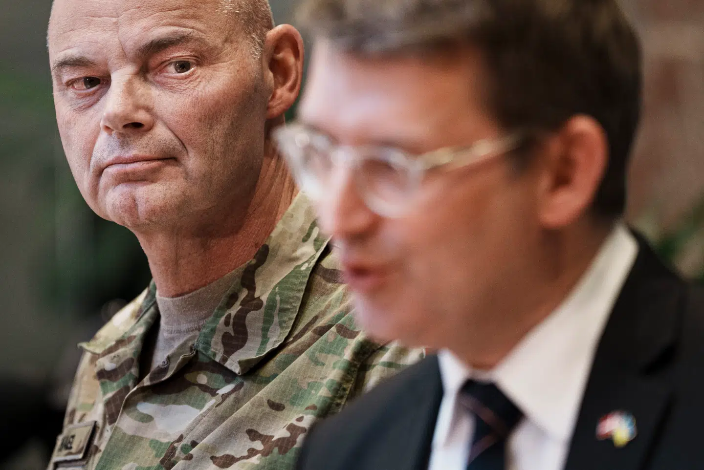 Forsvarsminister Troels Lund Poulsen (V) og forsvarschef Michael W. Hyldgaard på et pressemøde torsdag.