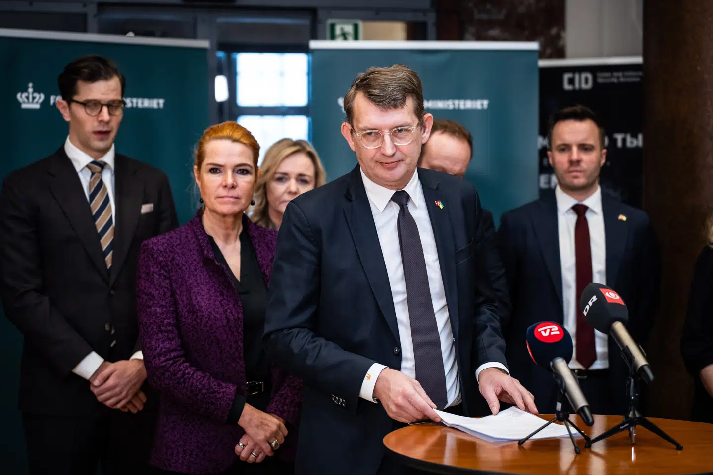 Forsvarsminister Troels Lund Poulsen (V) præsenterede lørdag en aftale mellem regeringen og en række partier, der skal sikre yderligere styrkelse af det danske forsvar.